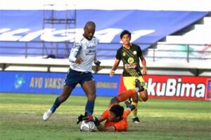 Persib Lolos Dari Lubang Jarum! Menang 1-0 Kontra Persebaya, Bobotoh Jantung Berdebar Sampai Menit Akhir!