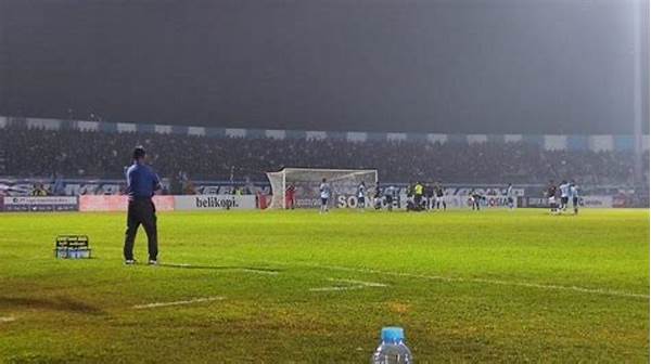 Pssi: Tindak Lanjut Insiden Lemparan Botol Di Tribun, Sanksi Berat Menanti Suporter!