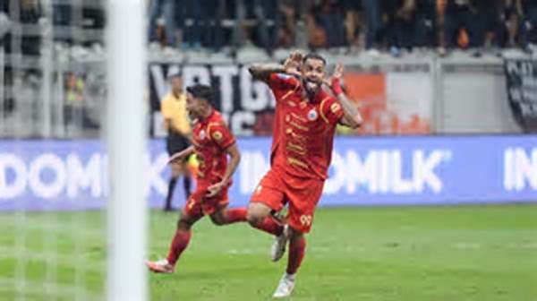 Maxwell Souza Mulai Mengancam! Bomber Persija Jakarta Bayangi Dalberto, Selisih Hanya 1 Gol!